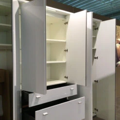 Drehtürenschrank Multi-Forma Lack Hochglanz Reinweiß Mit LED-Beleuchtung 10 Drehtürenschrank Multi-Forma Lack Hochglanz Reinweiß Mit LED-Beleuchtung -Hülsta 06a58895f96dfbe7931655f61d200dbc6264a4bc MF 0011014 001 mf prop image5 81940078 73B9 40FC 9DB5 FE732B47A7AA