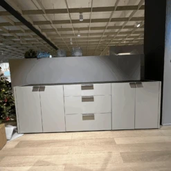 Sideboard Fena 42113 Korpus Und Front In Lack Seidengrau Grau Griff Antik Silber -Hülsta 0905741c659f448ab9fbb706cbcf4e60.png