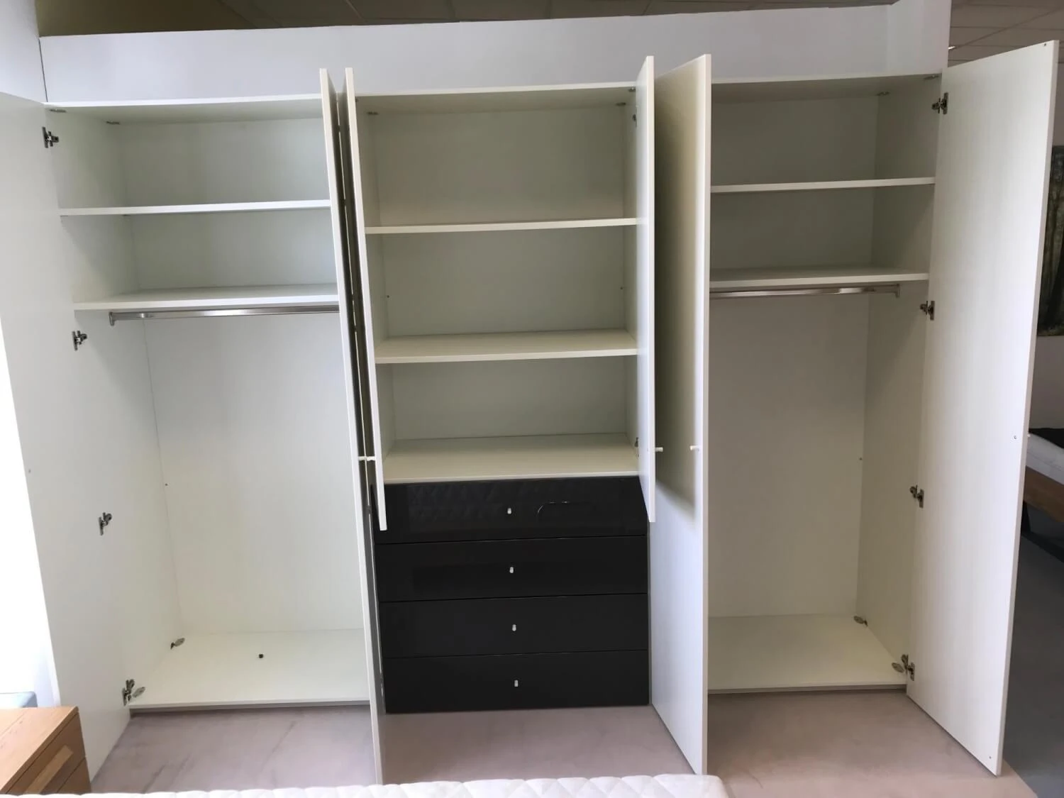 Drehtürenschrank Now Flexx Lack Weiß Lack Hochglanz Grau 3 Drehtürenschrank Now Flexx Lack Weiß Lack Hochglanz Grau – Bild 3