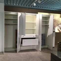 Drehtürenschrank Multi-Forma Lack Hochglanz Reinweiß Mit LED-Beleuchtung 8 Drehtürenschrank Multi-Forma Lack Hochglanz Reinweiß Mit LED-Beleuchtung -Hülsta 11742e6da74f8c7be48524d5350de1a1f450c24f MF 0011014 001 mf prop image3 1C3A919E BE67 4862 8B39 9DAABE4C9F52