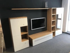 Wohnwand Now Time 990009 Lack Weiß Akzente Natureiche Furniert Griffe Edelstahl -Hülsta 3adbf45ad0694b4a8c1c361a35bacd19.png