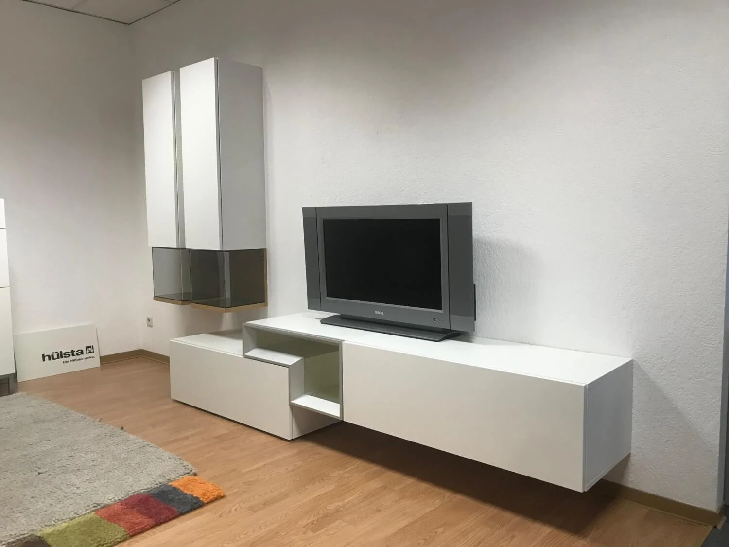 Wohnwand Modell Now For You Mit Tetrim Lack SchneeweißUnd Reinweiß Grifflos Push To Open Beschlag 2 Wohnwand Modell Now For You Mit Tetrim Lack SchneeweißUnd Reinweiß Grifflos Push To Open Beschlag – Bild 2