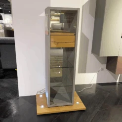 Vitrine Fena 65441L Balkeneiche Akzent Betongrau 2 Griff Chrom Glänzend Mit Beleuchtung -Hülsta 497a9c46f2b34644b761ee9405cab576.png