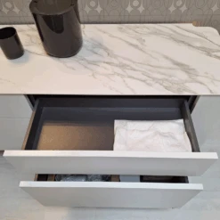 Bad Gentis 985023 Lack Reinweiß Akzent Eiche Naturstamm Abdeckplatte Keramik Calcatta Waschtisch Keramik Inklusive Beleuchtung -Hülsta 4a8640f4e63e4702adad5a9ed2278d62.png