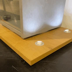 Vitrine Fena 65441L Balkeneiche Akzent Betongrau 2 Griff Chrom Glänzend Mit Beleuchtung -Hülsta 612bf5447fb74ba787af8f947071f85e.png