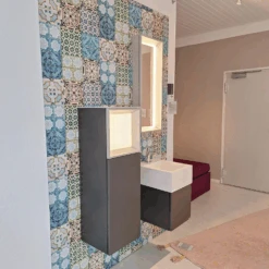 Bad Kombination TetrimLack Grau Rahmen Silberfarbig Abdeckplatte Keramik Weiß Waschtisch Keramik Eckig Inklusive Beleuchtung -Hülsta 694ffd4e001741fd9d43085efebac6d5.png