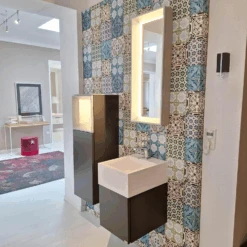 Bad Kombination TetrimLack Grau Rahmen Silberfarbig Abdeckplatte Keramik Weiß Waschtisch Keramik Eckig Inklusive Beleuchtung -Hülsta 6e36576d18234494b3798c230731316b.png