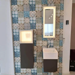 Bad Kombination TetrimLack Grau Rahmen Silberfarbig Abdeckplatte Keramik Weiß Waschtisch Keramik Eckig Inklusive Beleuchtung -Hülsta 7d06d81bae95422eb3711439f5c83466.png