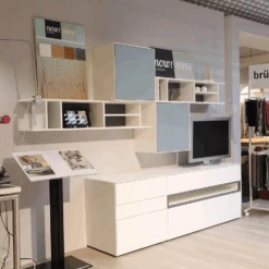 Wohnwand Easy Lack Reinweiß Hellgrau Sowie Taubenblau Ohne Dekorationen -Hülsta 81d5be1847ba4c4cb6c6e8c6caf6d706.png