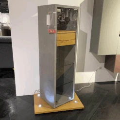 Vitrine Fena 65441L Balkeneiche Akzent Betongrau 2 Griff Chrom Glänzend Mit Beleuchtung -Hülsta 8332d5f760944e56b75bb4ebe6bf8a73.png