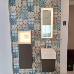 Bad Kombination TetrimLack Grau Rahmen Silberfarbig Abdeckplatte Keramik Weiß Waschtisch Keramik Eckig Inklusive Beleuchtung -Hülsta 83357eafcc744422afa9602b80c94bff.png