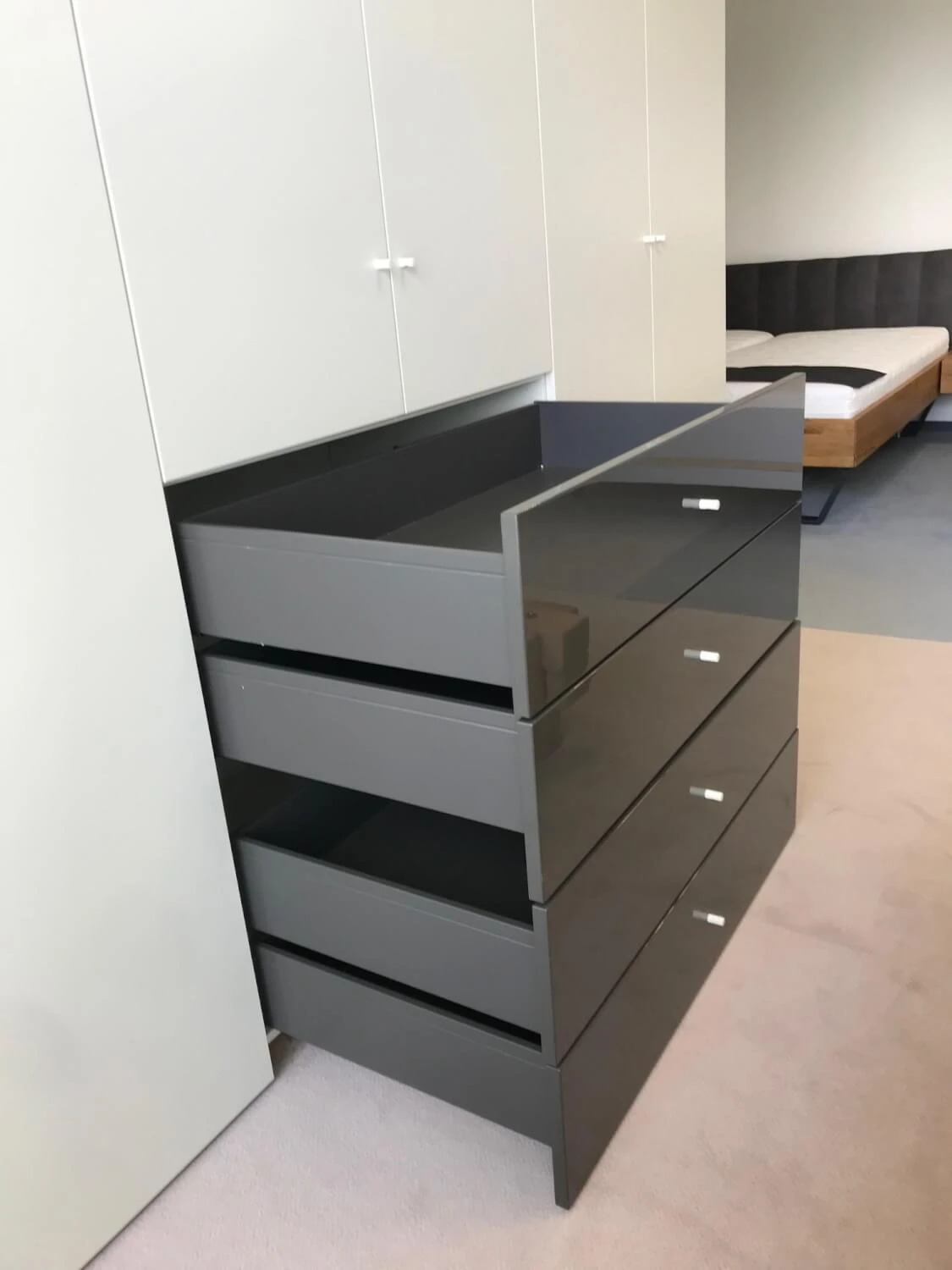 Drehtürenschrank Now Flexx Lack Weiß Lack Hochglanz Grau 2 Drehtürenschrank Now Flexx Lack Weiß Lack Hochglanz Grau – Bild 2