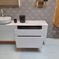 Bad Gentis 985023 Lack Reinweiß Akzent Eiche Naturstamm Abdeckplatte Keramik Calcatta Waschtisch Keramik Inklusive Beleuchtung -Hülsta 8ec8164c432341beb8d7c09a71f42b1b.png