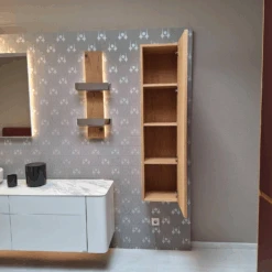 Bad Gentis 985023 Lack Reinweiß Akzent Eiche Naturstamm Abdeckplatte Keramik Calcatta Waschtisch Keramik Inklusive Beleuchtung -Hülsta 9966ae08e4ce48de83ae1247125bc796.png