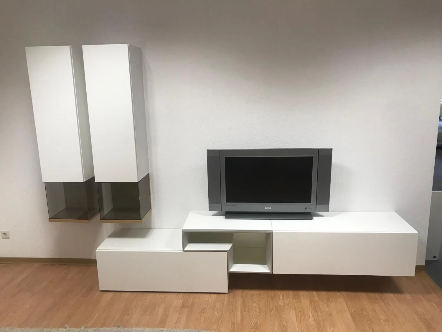 Wohnwand Modell Now For You Mit Tetrim Lack SchneeweißUnd Reinweiß Grifflos Push To Open Beschlag 4 Wohnwand Modell Now For You Mit Tetrim Lack SchneeweißUnd Reinweiß Grifflos Push To Open Beschlag – Bild 4