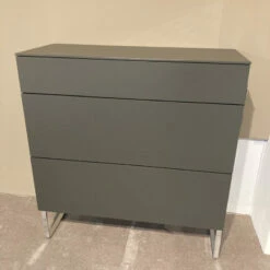 Kommode Neo 5041 Lack Grau Gestell Chrom Glänzend -Hülsta a69549e213842fa0b90c2b50231d512574a0767c MF 0014103 001 mf prop image1 6E58CBFF 84E5 4B66 B6B5 4A1ABD3D6AF1 800x800