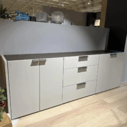 Sideboard Fena 42113 Korpus Und Front In Lack Seidengrau Grau Griff Antik Silber -Hülsta a75d8f6a23b34c5d9812acb160748a0c.png