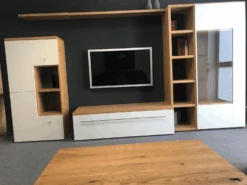 Wohnwand Now Time 990009 Lack Weiß Akzente Natureiche Furniert Griffe Edelstahl -Hülsta b523e2d0d73f4c349183674b1d0e0b11.png