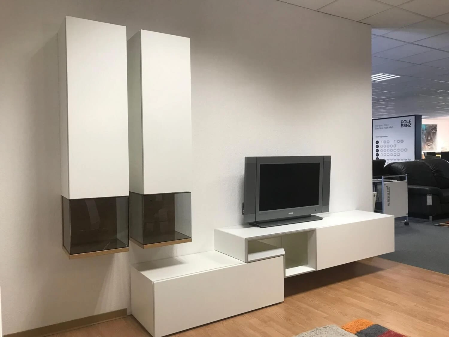 Wohnwand Modell Now For You Mit Tetrim Lack SchneeweißUnd Reinweiß Grifflos Push To Open Beschlag 3 Wohnwand Modell Now For You Mit Tetrim Lack SchneeweißUnd Reinweiß Grifflos Push To Open Beschlag – Bild 3