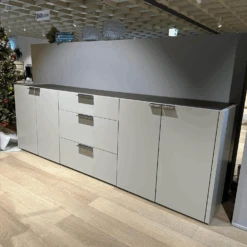 Sideboard Fena 42113 Korpus Und Front In Lack Seidengrau Grau Griff Antik Silber -Hülsta f01e5e2c5d454716a03b7077c082c42e.png