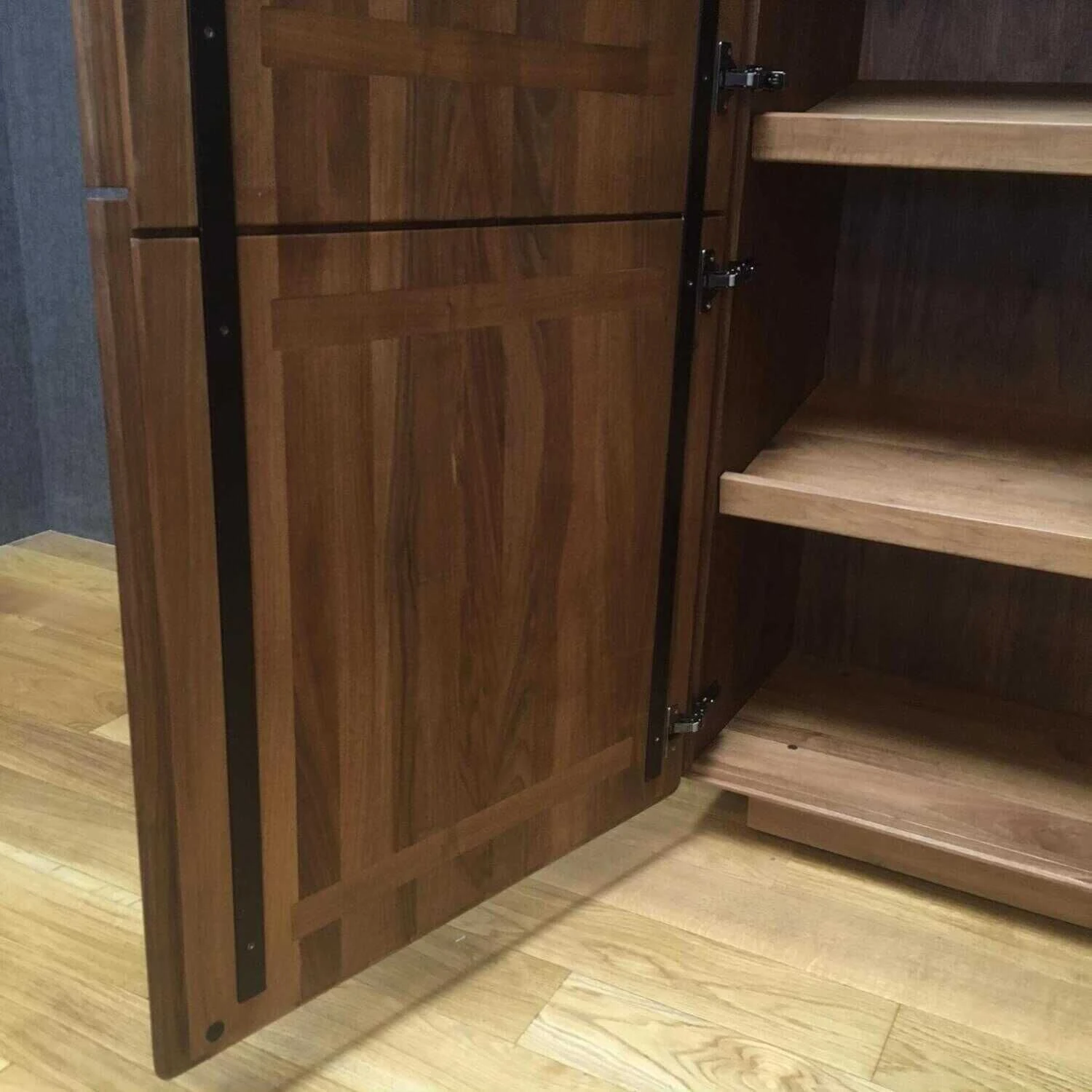 Garderobenelement Solid Diele Nussbaum Massiv Geölt 5 Garderobenelement Solid Diele Nussbaum Massiv Geölt – Bild 5