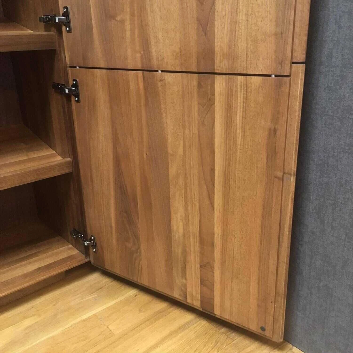 Garderobenelemente Diele Solid Nussbaum Massiv Geölt 5 Garderobenelemente Diele Solid Nussbaum Massiv Geölt – Bild 5