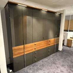 Kleiderschrank Multi Forma 2 In Hochglanz Grau Design G Griff 049 Chrom Hochglanz Inkl Tv Halterung Und Beleuchtung -Hülsta kleiderschraenke huelsta kleiderschrank multi forma 2 in hochglanz grau design g griff 049 chrom 3