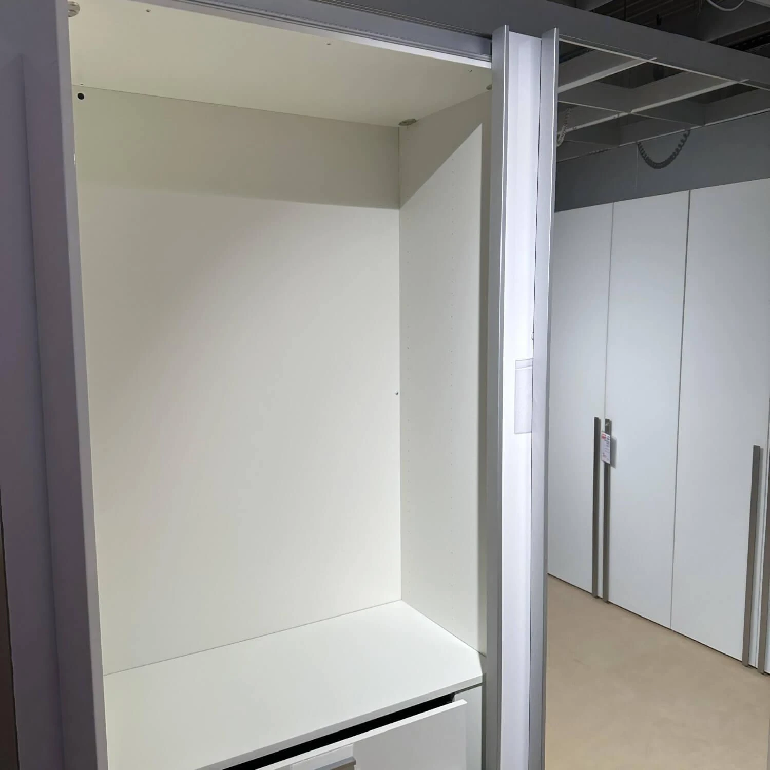 Kleiderschrank Multi-Forma Ll Lack Hochglanz-Reinweiss Griffleiste Schieber Alu 13 Kleiderschrank Multi-Forma Ll Lack Hochglanz-Reinweiss Griffleiste Schieber Alu – Bild 13