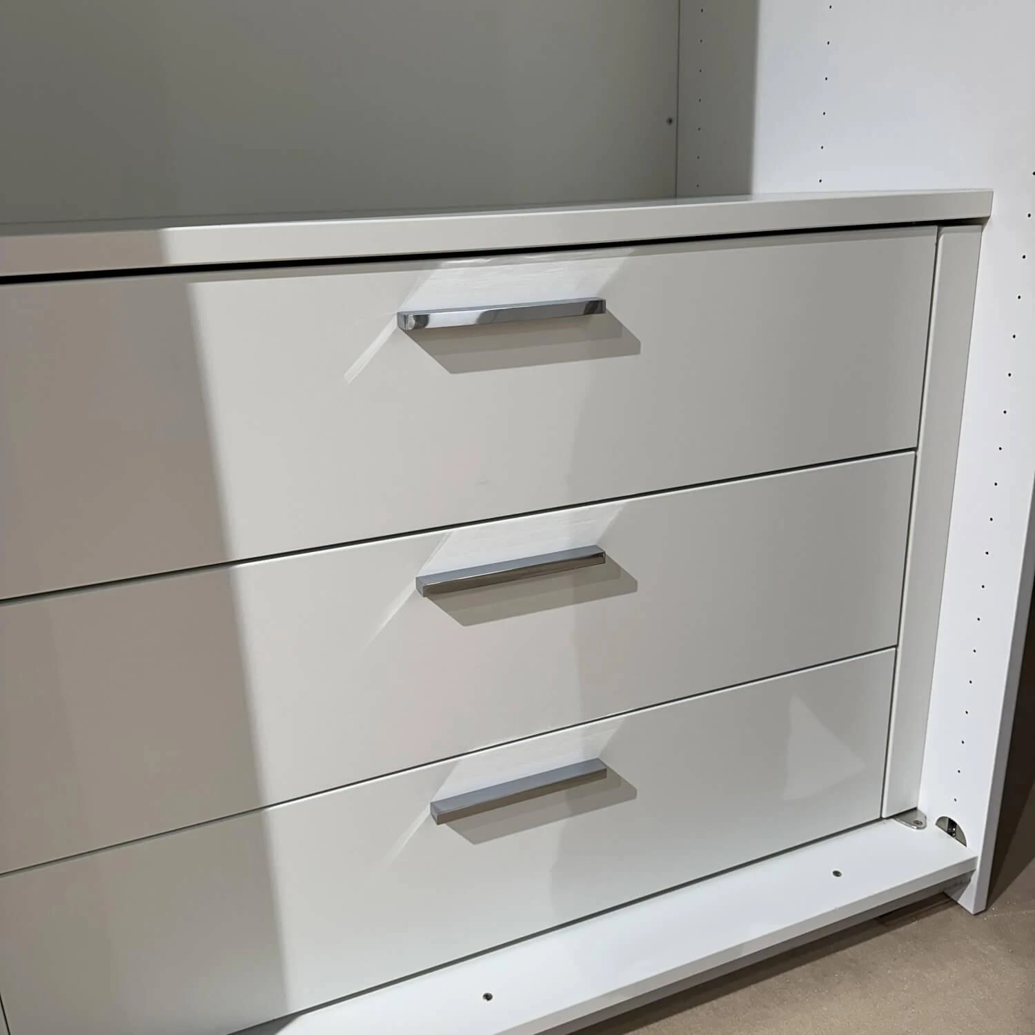 Kleiderschrank Multi-Forma Ll Lack Hochglanz-Reinweiss Griffleiste Schieber Alu 14 Kleiderschrank Multi-Forma Ll Lack Hochglanz-Reinweiss Griffleiste Schieber Alu – Bild 14