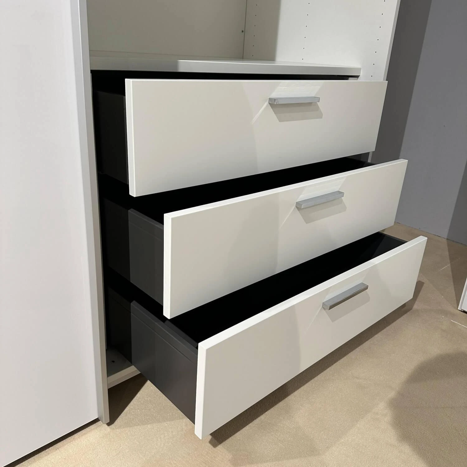 Kleiderschrank Multi-Forma Ll Lack Hochglanz-Reinweiss Griffleiste Schieber Alu 10 Kleiderschrank Multi-Forma Ll Lack Hochglanz-Reinweiss Griffleiste Schieber Alu – Bild 10