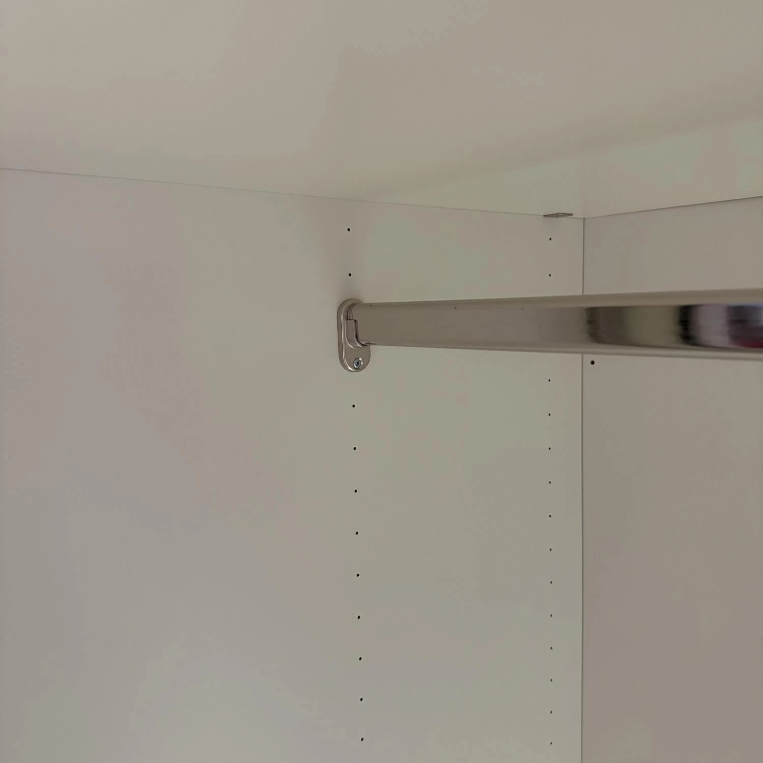 Kleiderschrank Multi-Forma Ll Lack Hochglanz-Reinweiss Griffleiste Schieber Alu 6 Kleiderschrank Multi-Forma Ll Lack Hochglanz-Reinweiss Griffleiste Schieber Alu – Bild 6