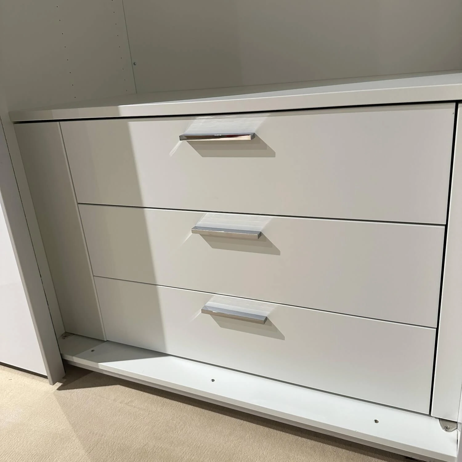 Kleiderschrank Multi-Forma Ll Lack Hochglanz-Reinweiss Griffleiste Schieber Alu 11 Kleiderschrank Multi-Forma Ll Lack Hochglanz-Reinweiss Griffleiste Schieber Alu – Bild 11