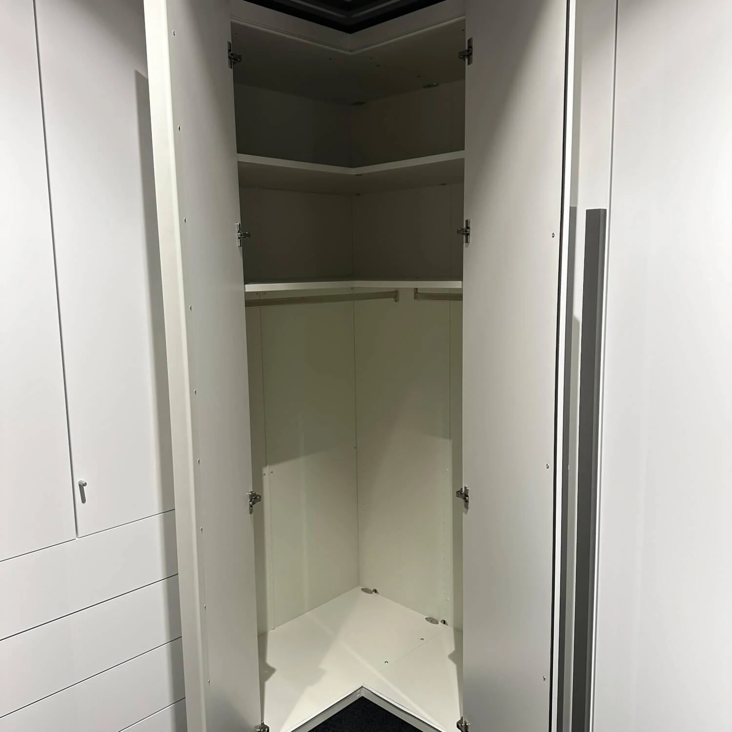 KleiderschrankMulti Format In Lack Grau Und Reinweiß Griff 031 In Lack Grau 11 KleiderschrankMulti Format In Lack Grau Und Reinweiß Griff 031 In Lack Grau – Bild 11