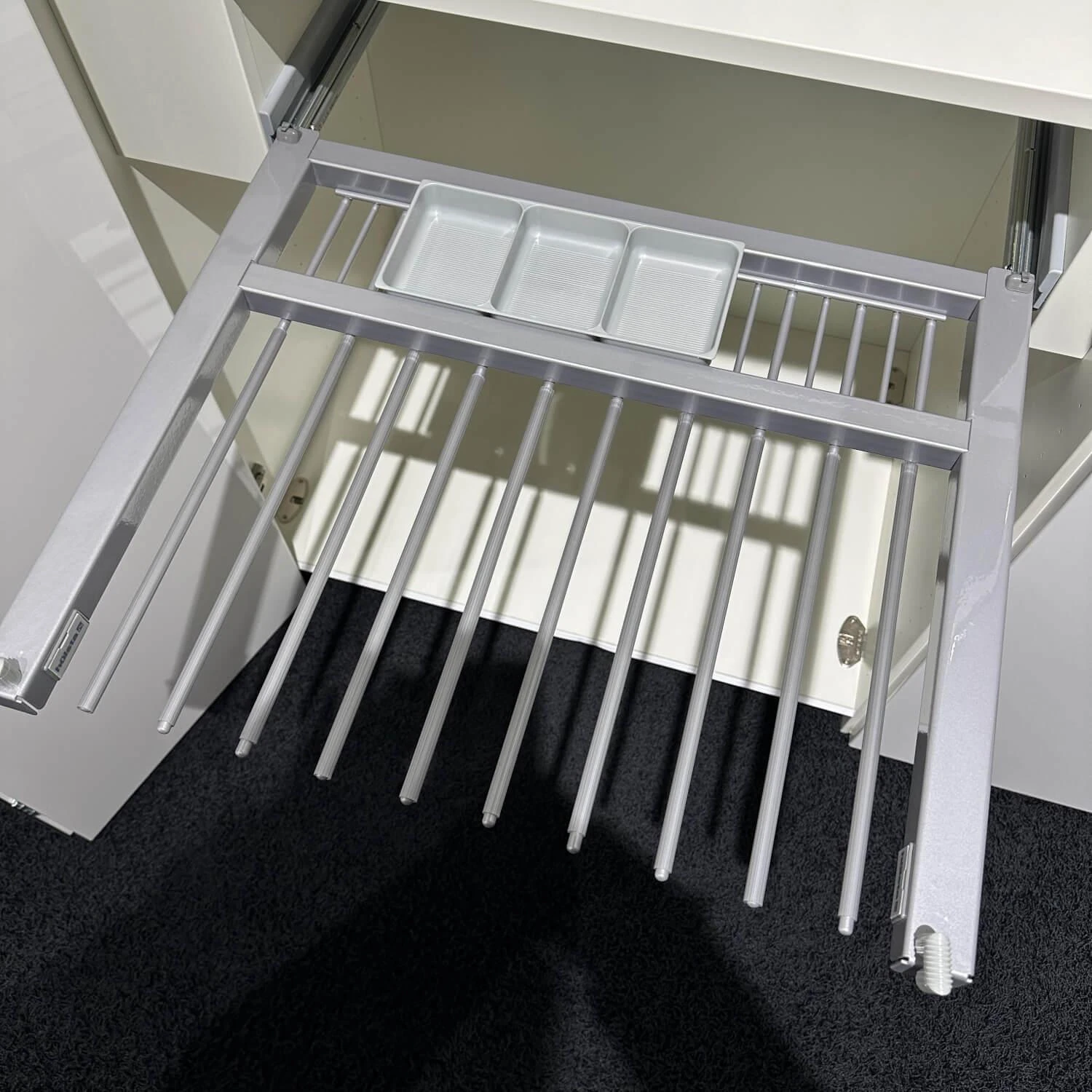 KleiderschrankMulti Format In Lack Grau Und Reinweiß Griff 031 In Lack Grau 12 KleiderschrankMulti Format In Lack Grau Und Reinweiß Griff 031 In Lack Grau – Bild 12