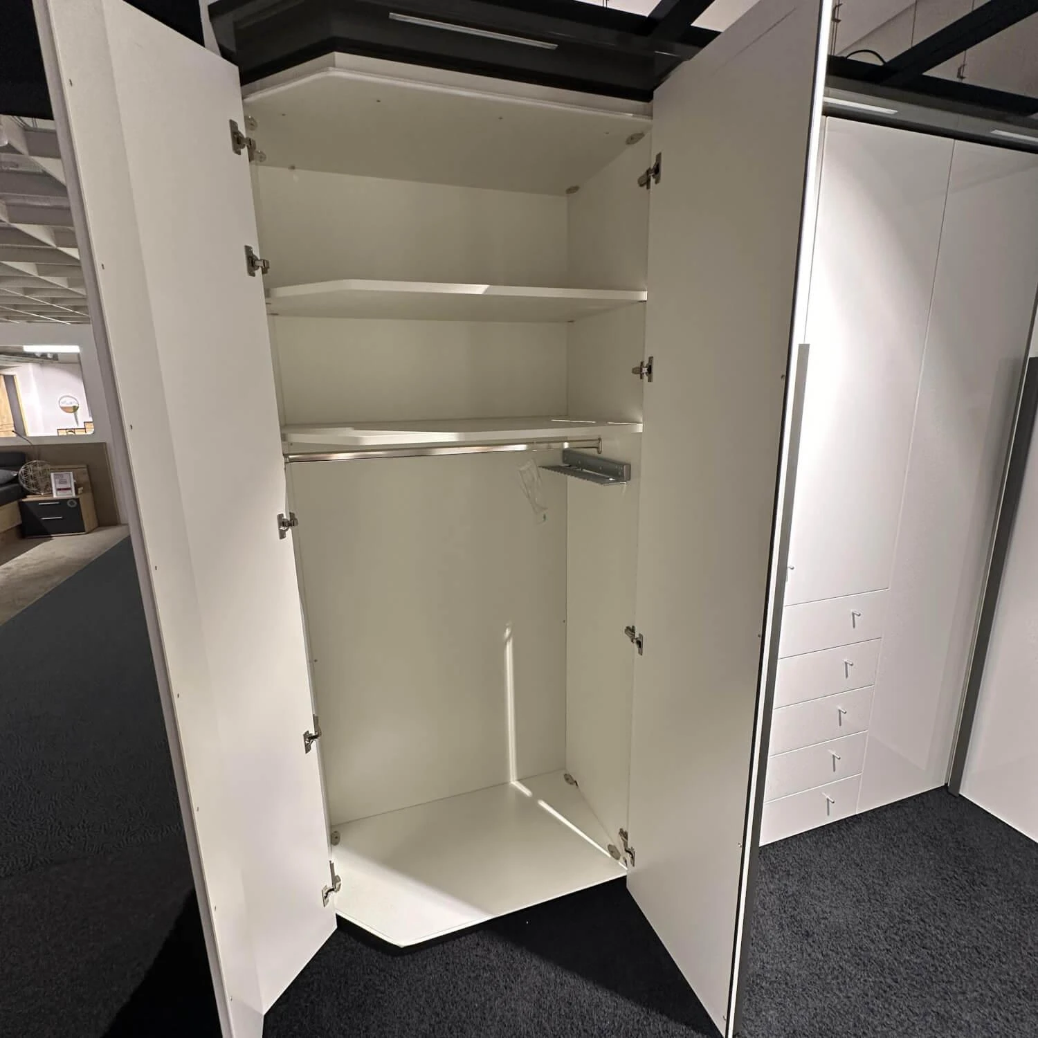 KleiderschrankMulti Format In Lack Grau Und Reinweiß Griff 031 In Lack Grau 18 KleiderschrankMulti Format In Lack Grau Und Reinweiß Griff 031 In Lack Grau – Bild 18