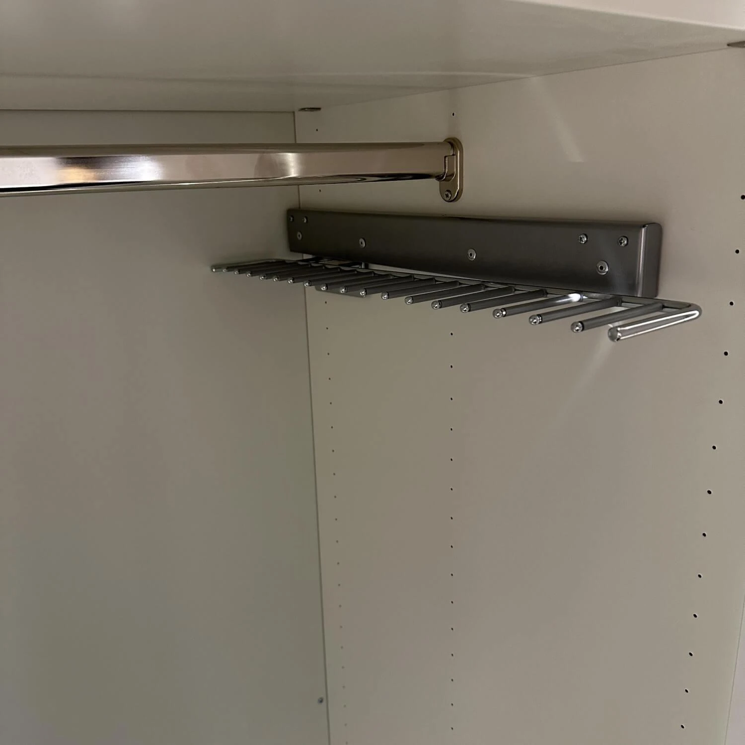 KleiderschrankMulti Format In Lack Grau Und Reinweiß Griff 031 In Lack Grau 3 KleiderschrankMulti Format In Lack Grau Und Reinweiß Griff 031 In Lack Grau – Bild 3