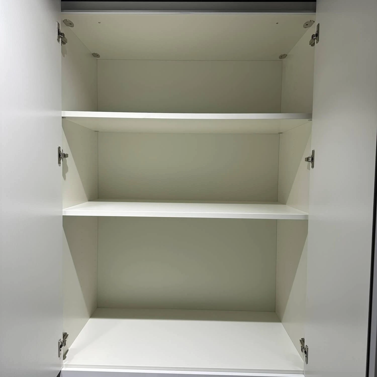 KleiderschrankMulti Format In Lack Grau Und Reinweiß Griff 031 In Lack Grau 14 KleiderschrankMulti Format In Lack Grau Und Reinweiß Griff 031 In Lack Grau – Bild 14