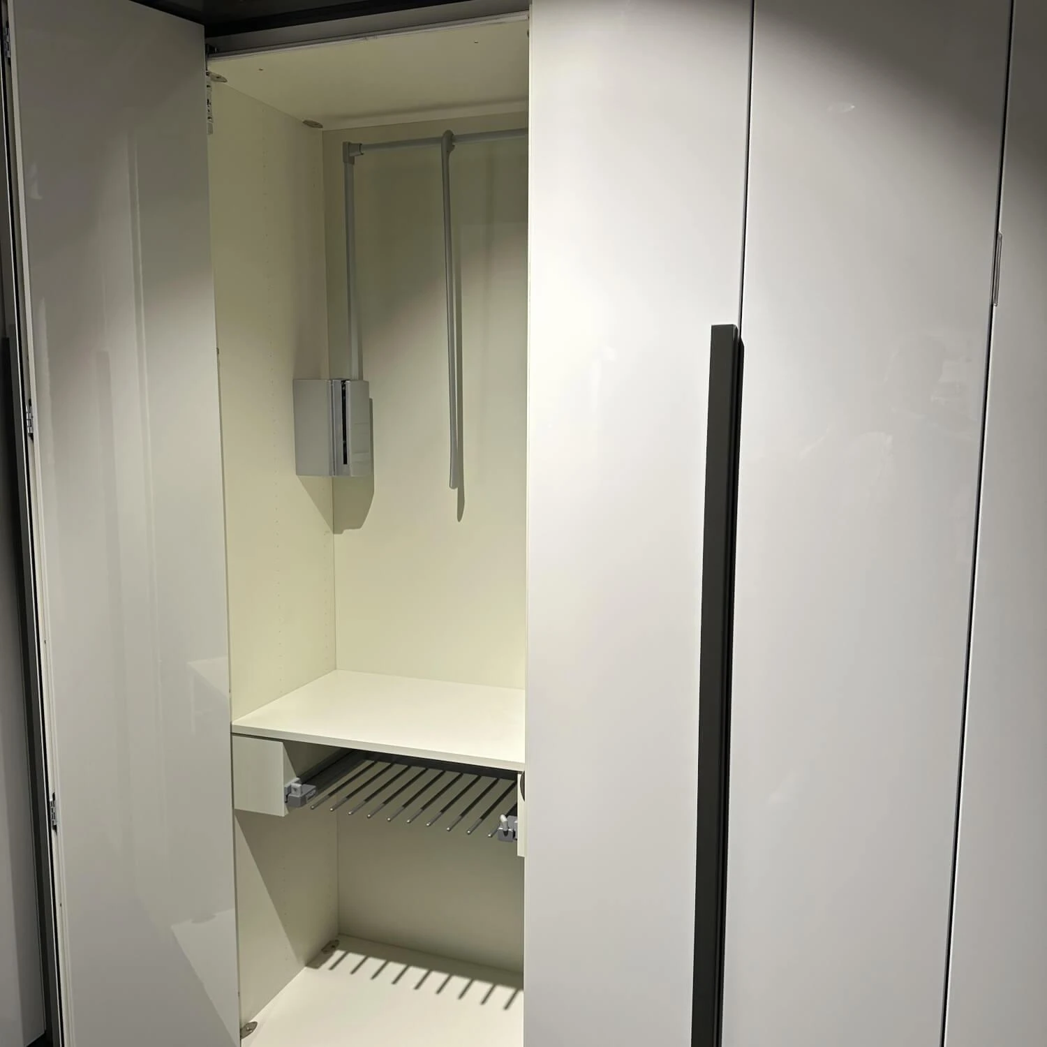 KleiderschrankMulti Format In Lack Grau Und Reinweiß Griff 031 In Lack Grau 8 KleiderschrankMulti Format In Lack Grau Und Reinweiß Griff 031 In Lack Grau – Bild 8