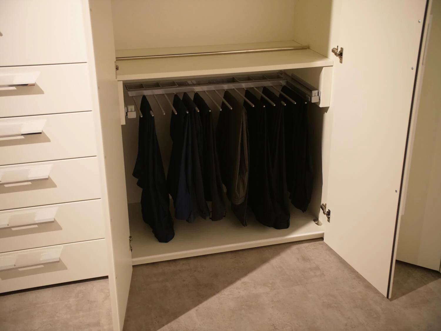 Systemschrank U-Form Multi Forma II Lack Weiß Design A Griff 029 Hochglanz 17 Systemschrank U-Form Multi Forma II Lack Weiß Design A Griff 029 Hochglanz – Bild 17