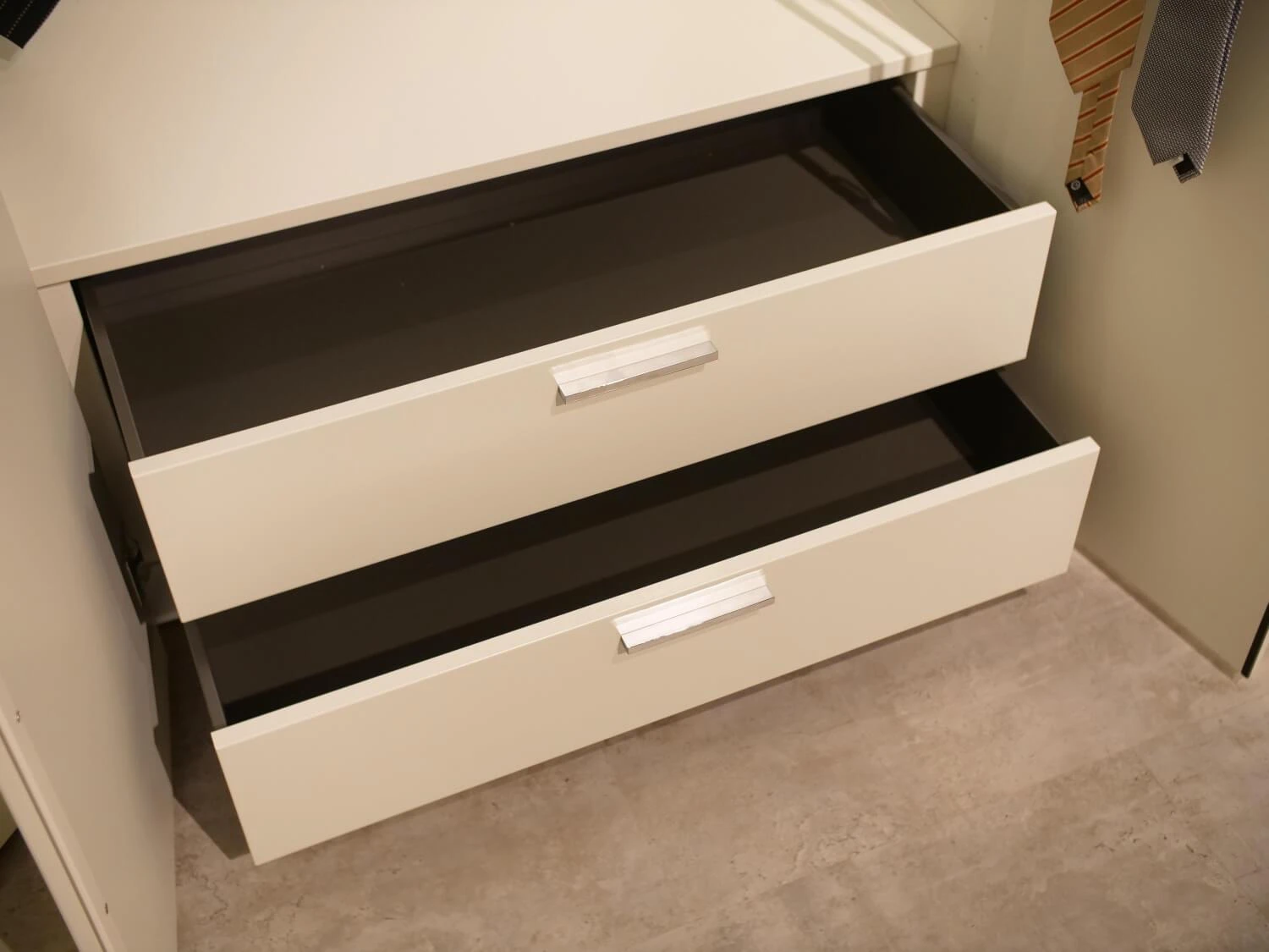 Systemschrank U-Form Multi Forma II Lack Weiß Design A Griff 029 Hochglanz 2 Systemschrank U-Form Multi Forma II Lack Weiß Design A Griff 029 Hochglanz – Bild 2