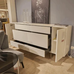 Sideboard Fonis Lack Reinweiß Rahmenprofil Chrom Glänzend Metallgestell Inklusive Stellfüße -Hülsta kommoden sideboards huelsta sideboard fonis lack reinweiss rahmenprofil chrom glaenzend 4
