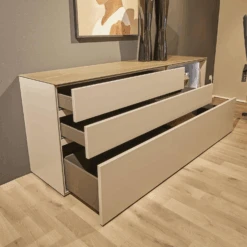Sideboard Tetrim Lack Seidengrau Abdeckplatte Keramik Pulpis Rahmen Bronzefarbig Inklusive LED-Rahmenbeleuchtung -Hülsta kommoden sideboards huelsta sideboard tetrim lack seidengrau abdeckplatte keramik pulpis rahmen 2