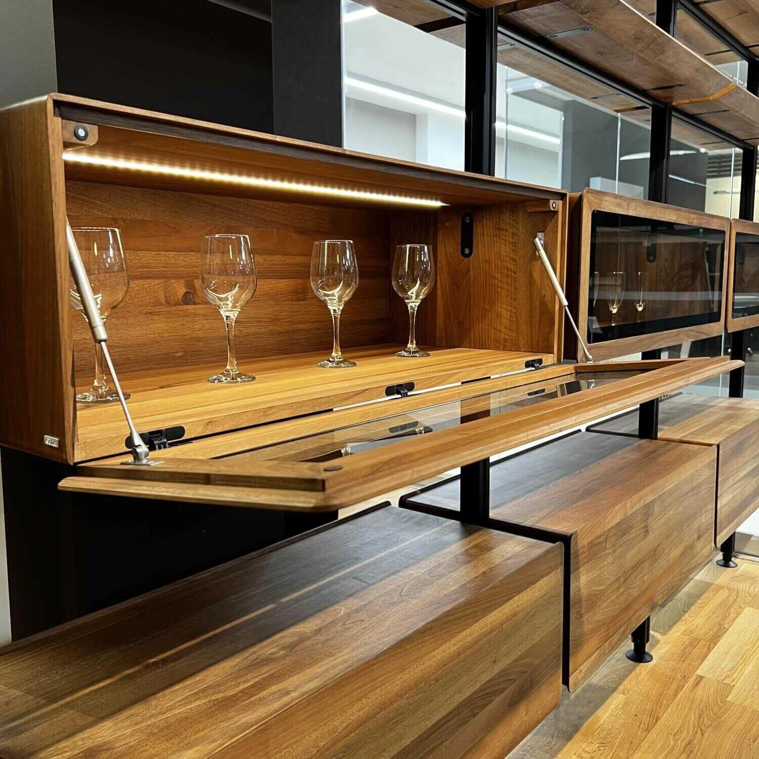 Raumteiler-Regalsystem Nussbaum Massiv Geölt Mit Beleuchtung 13 Raumteiler-Regalsystem Nussbaum Massiv Geölt Mit Beleuchtung – Bild 13