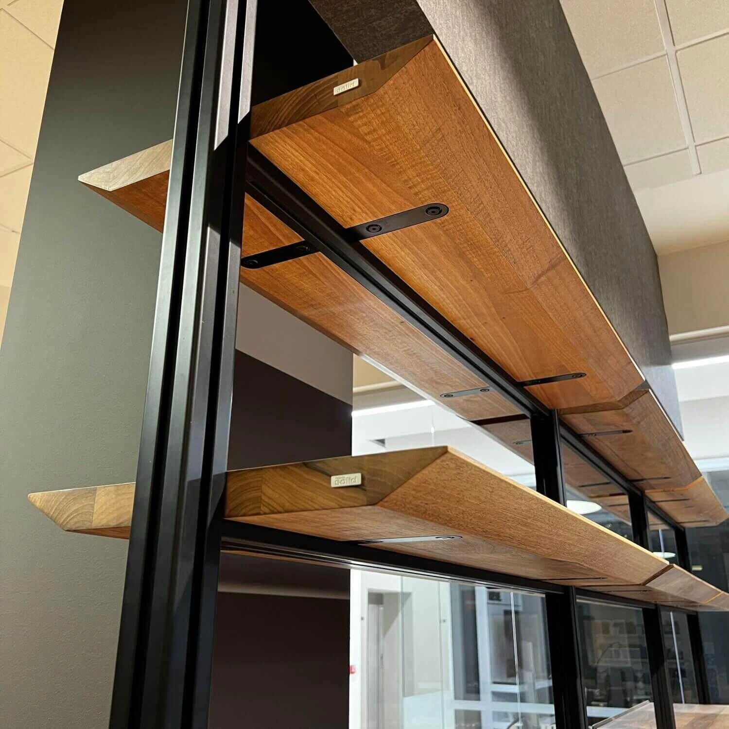 Raumteiler-Regalsystem Nussbaum Massiv Geölt Mit Beleuchtung 7 Raumteiler-Regalsystem Nussbaum Massiv Geölt Mit Beleuchtung – Bild 7