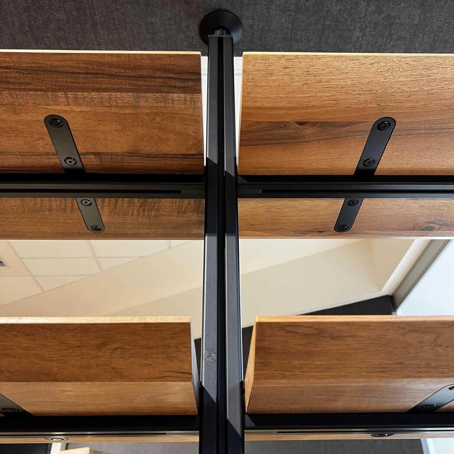 Raumteiler-Regalsystem Nussbaum Massiv Geölt Mit Beleuchtung 4 Raumteiler-Regalsystem Nussbaum Massiv Geölt Mit Beleuchtung – Bild 4