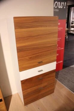 Baukasten Now! 14 Korpus Lack Weiß/Front Kernnussbaum 3 Laden 1 Tür -Hülsta vitrinen highboards huelsta baukasten now 14 korpus lack weiss front kernnussbaum 3 laden 1 tuer 105
