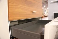 Baukasten Now! 14 Korpus Lack Weiß/Front Kernnussbaum 3 Laden 1 Tür -Hülsta vitrinen highboards huelsta baukasten now 14 korpus lack weiss front kernnussbaum 3 laden 1 tuer 105 3