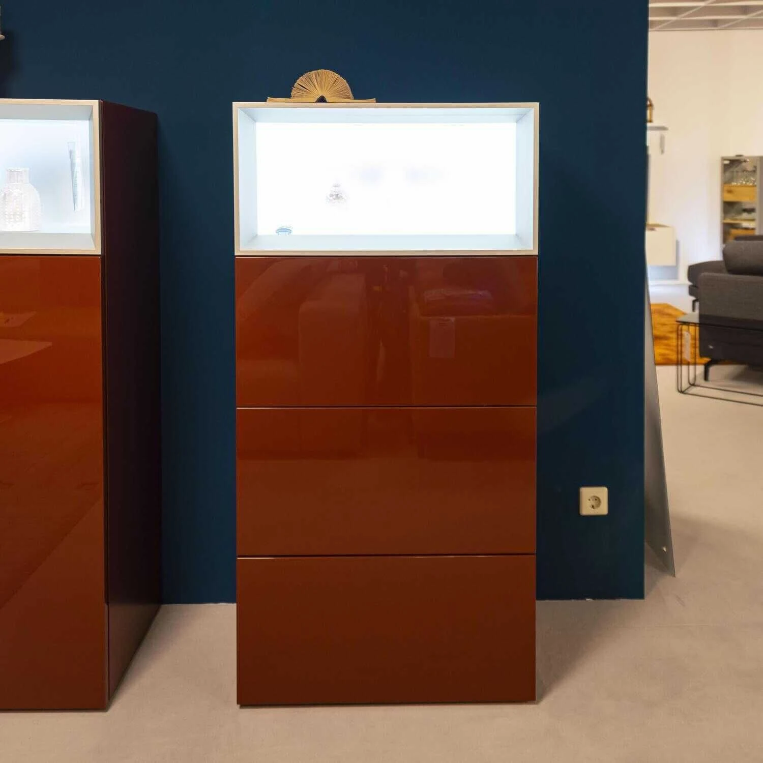 Vitrine Lack Bordeauxrot Mit Beleuchtung 3 Laden 1 Vitrine Lack Bordeauxrot Mit Beleuchtung 3 Laden