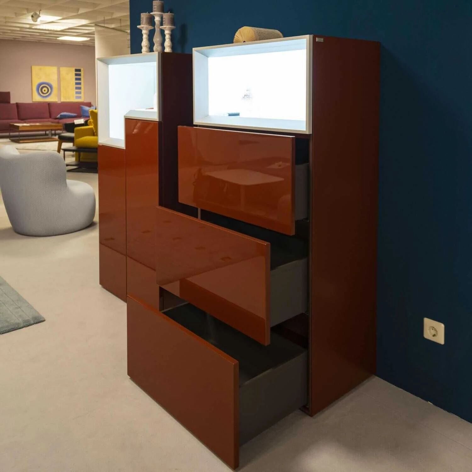 Vitrine Lack Bordeauxrot Mit Beleuchtung 3 Laden 2 Vitrine Lack Bordeauxrot Mit Beleuchtung 3 Laden – Bild 2